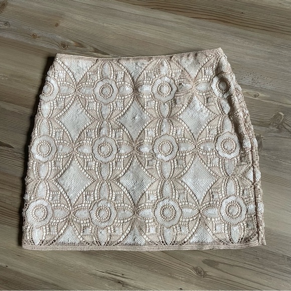 Express NEW sequined mini skirt Champagne Cream Side zip Lace Overlay Size 10 - Picture 2 of 11